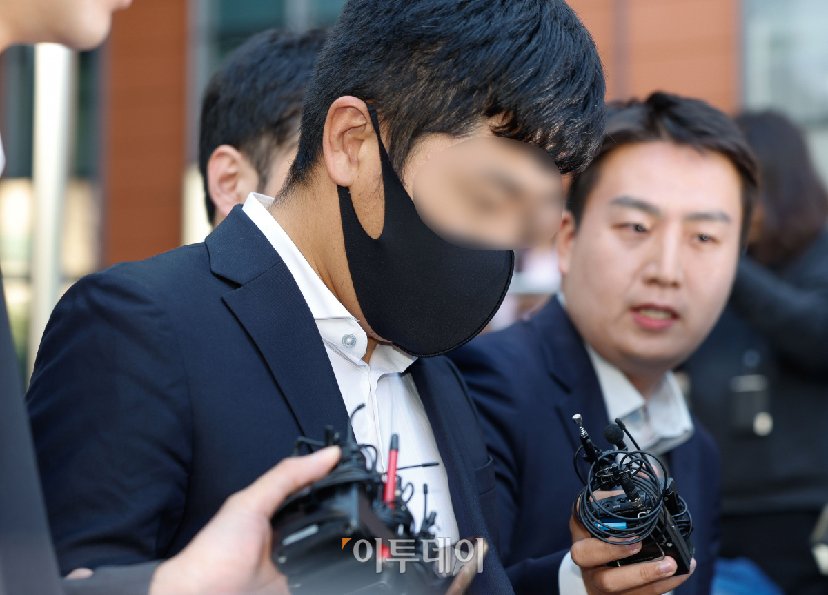 ▲가수 김호중의 음주 뺑소니 관련해 매니저에게 허위 자수를 지시한 혐의(범인도피교사)를 받는 소속사 생각엔터테인먼트 이광득 대표가 31일 오전 서울 강남경찰서에서 구치소로 이감되고 있다. 조현호 기자 hyunho@