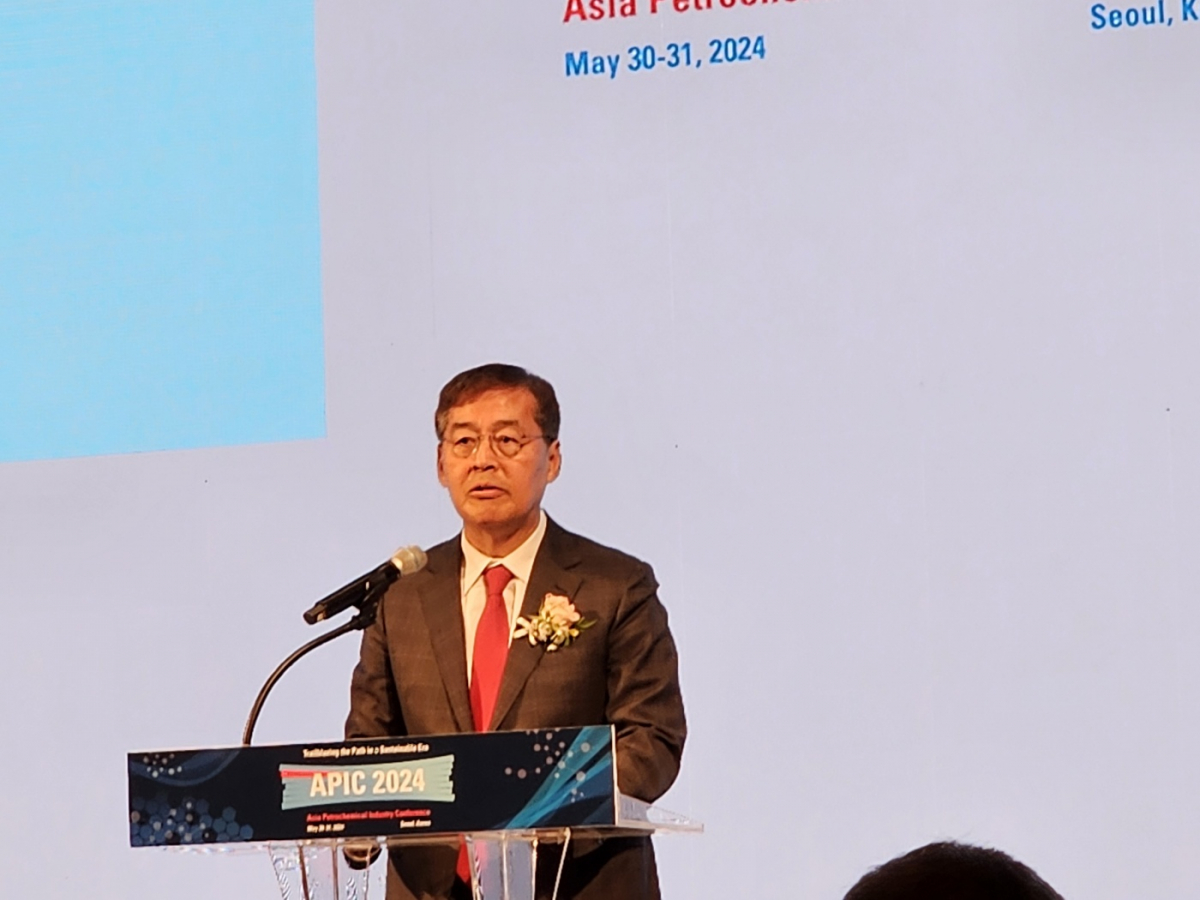 ▲신학철 한국석유화학협회장(LG화학 부회장)이 31일 서울 강남구 삼성동 그랜드 인터컨티넨탈 서울 파르나스 호텔에서 열린 ‘아시아석유화학회의(APIC) 2024’에서 개회사를 하고 있다. (공동취재단)