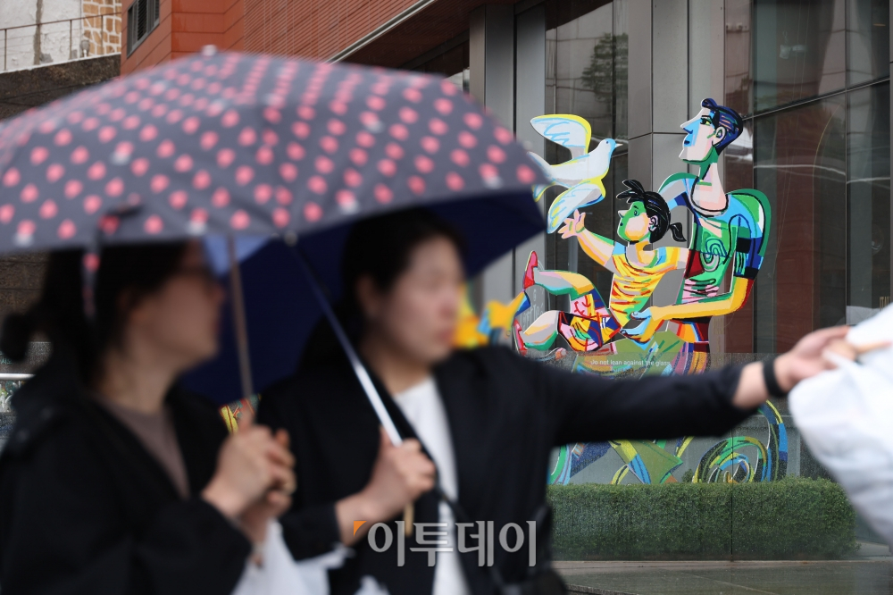 ▲서울 중구 남대문로에 우산을 쓴 시민들이 발걸음을 서두르고 있다. 고이란 기자 photoeran@ 