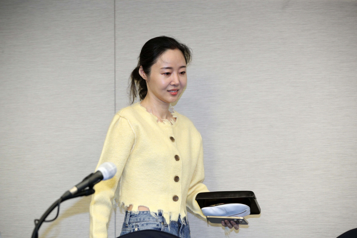 ▲민희진 어도어 대표가 31일 서울 중구 프레스센터에서 어도어 임시주주총회 관련 기자회견을 갖고 있다. 신태현 기자 holjjak@