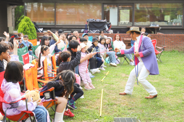 ▲서울대공원에서 마술쇼를 보고 있는 어린이들의 모습. (자료제공=서울시)