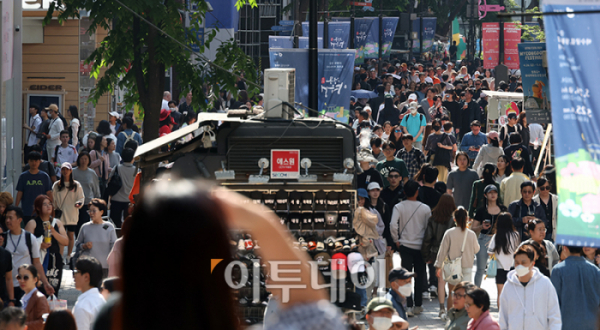 ▲1일 서울 중구 명동거리가 시민들과 관광객들로 북적이고 있다. 고이란 기자 photoeran@