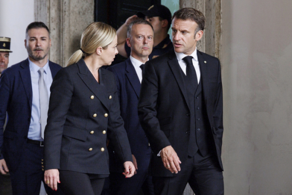 ▲조르자 멜로니(왼쪽) 이탈리아 총리와 에마뉘엘 마크롱 프랑스 대통령이 지난해 9월 26일 대화하고 있다. 로마/AP뉴시스