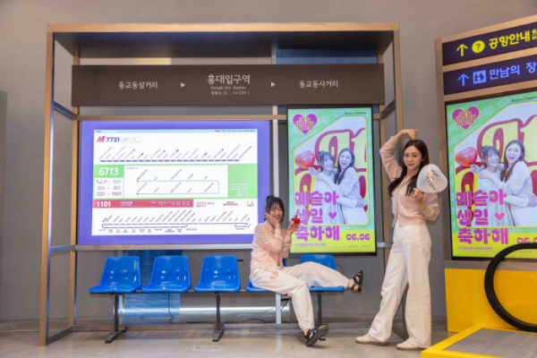 ▲ SKT 홍보모델이 홍대 소재 ICT 복합 문화공간 T팩토리에서 전시를 체험하는 모습 (사진제공=SKT)