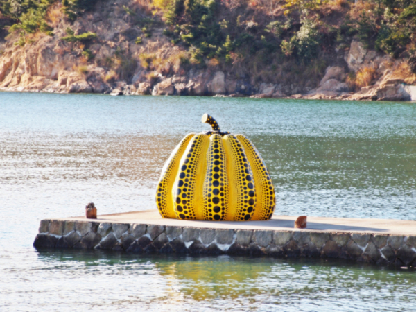 ▲예술의 섬으로 유명한 나오시마 해안가에 있는 쿠사마 야요이 작품 '노란호박' (사진제공=GS리테일)