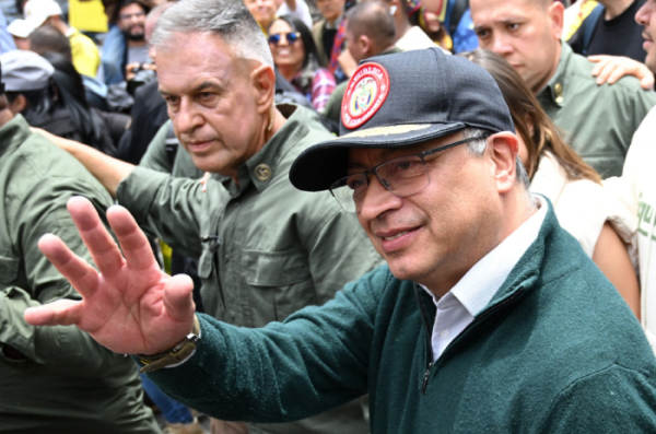 ▲구스타보 페트로 콜롬비아 대통령이 1일(현지시간) 노동자의 날 행사에 참석하고 있다. 보고타/AFP연합뉴스