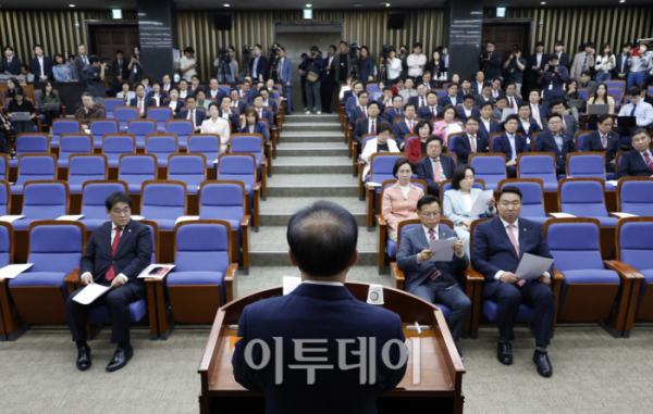 ▲윤재옥 국민의힘 당대표 권한대행이 2일 서울 여의도 국회에서 열린 국민의힘 의원총회에서 모두발언을 하고 있다. 조현호 기자 hyunho@