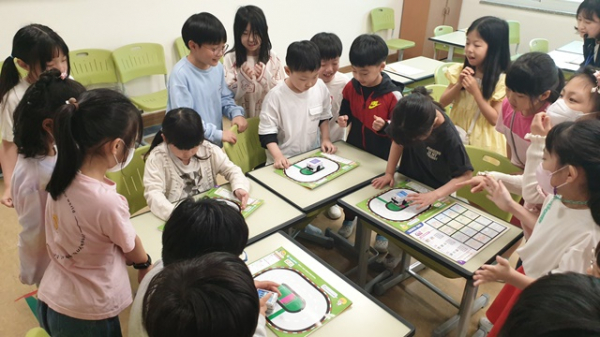 ▲수원 천일초등학교 학생이 청개구리 스펙(SPPEC) 사업의 일환인 수원형 특화교실 'AI·로봇' 프로그램에 참여하고 있다. (천일초등학교)