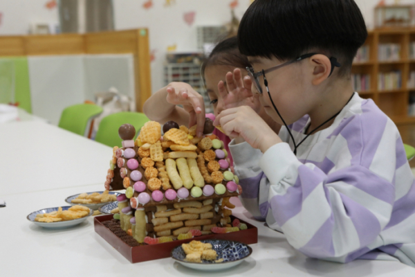 ▲2일 서울 동작구 신상도지역아동센터에서 어린이들이 농심 스낵집을 만들고 있다. (사진제공=농심)