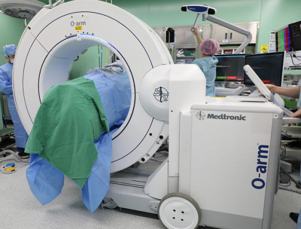 ▲척추 수술용 3D 촬영 장비인 2세대 오암(O-arm 02)과 내비게이션 시스템 (수원 윌스기념병원)