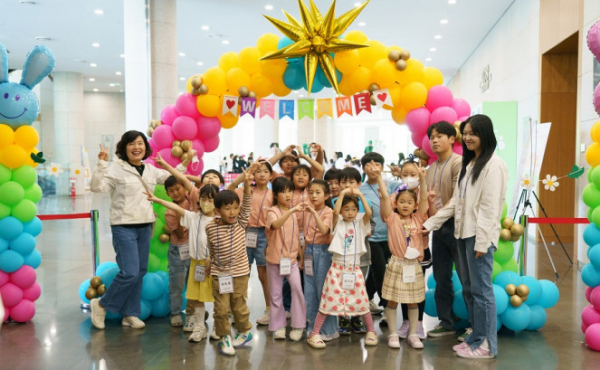 ▲3일 LH 문화행사가 열린 경남 진주 본사에서 참여 아동들이 기념촬영을 하고 있다.  (사진제공=LH)