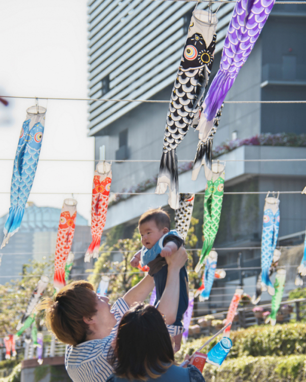 ▲어린이날을 맞이해 아이의 건강과 기원을 비는 잉어 모양 깃발(코이노보리)으로 장식된 일본 도쿄 한 거리에서 아이와 시간을 보내고 있는 부부가 보인다. 도쿄(일본)/UPI연합뉴스.