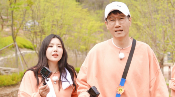 ▲'런닝맨' 권은비, 지석진(사진제공=SBS)