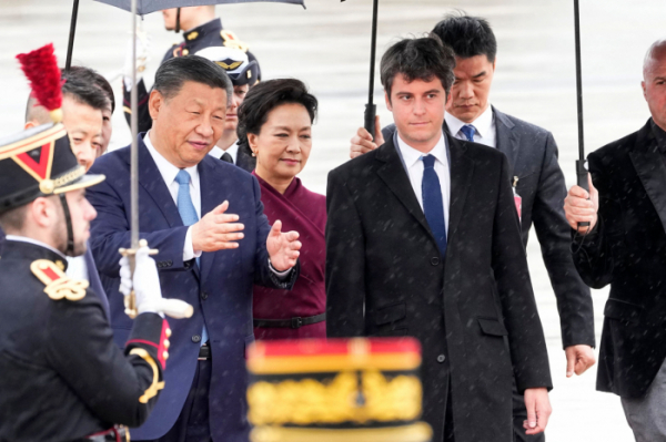 ▲가브리엘 아탈 프랑스 총리가 5일(현지시간) 파리 남부 오를리공항에 도착한 시진핑 중국 국가주석와 부인 펑리위안 여사를 영접하고 있다. 파리/AFP연합뉴스