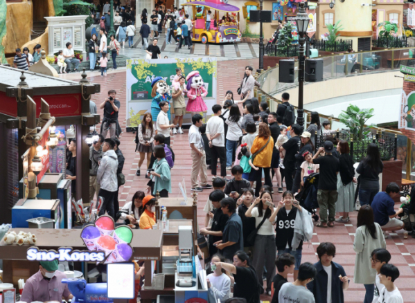 ▲어린이날 대체공휴일이자 전국 곳곳에 비가 내린 6일 서울 송파구 롯데월드를 찾은 시민들이 휴일을 즐기고 있다. 신태현 기자 holjjak@