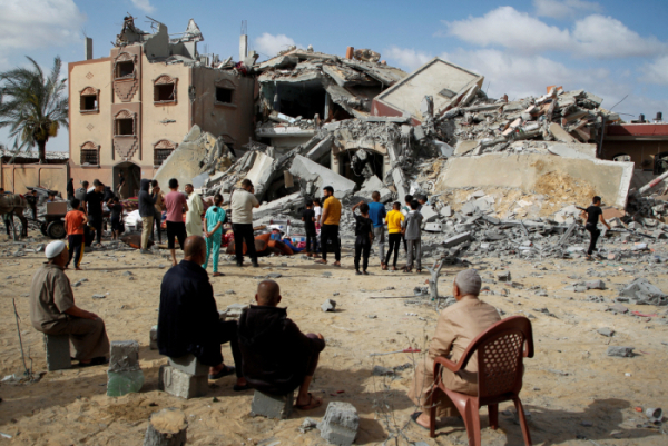 ▲가자지구 라파에서 5일(현지시간) 팔레스타인 주민들이 무너진 건물을 보고 있다. 라파(팔레스타인)/로이터연합뉴스