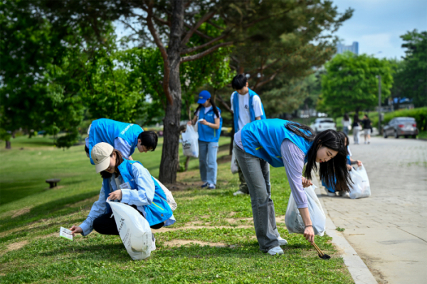 ▲4일 KT&G복지재단 봉사활동 아름드리 피크닉에 참여한 참가자들이 플로깅 활동을 진행하고 있다. (사진제공=KT&G)