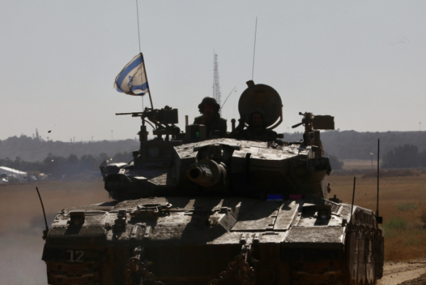 ▲가자지구에서 6일(현지시간) 이스라엘 탱크가 전진하고 있다. 가자지구(팔레스타인)/신화연합뉴스