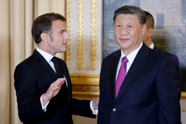 ▲에마뉘엘 마크롱(왼쪽) 프랑스 대통령과 시진핑 중국 국가주석이 6일(현지시간) 프랑스 파리 엘리제궁에서 만나고 있다. 파리/로이터연합뉴스