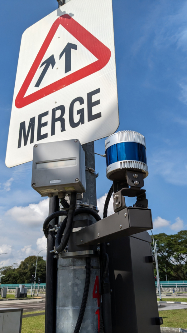 ▲도로 표지판에 설치된 오토노머스에이투지의 '라이다 인프라 시스템' 센서. 센서를 통해 실시간으로 확보한 데이터를 자율주행차와 공유, 안전성을 높일 수 있다. (사진제공=오토노머스에이투지)