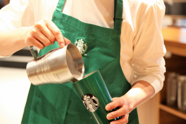 ▲스타벅스 직원이 개인 다회용컵에 음료를 담고 있다. (사진제공=스타벅스)