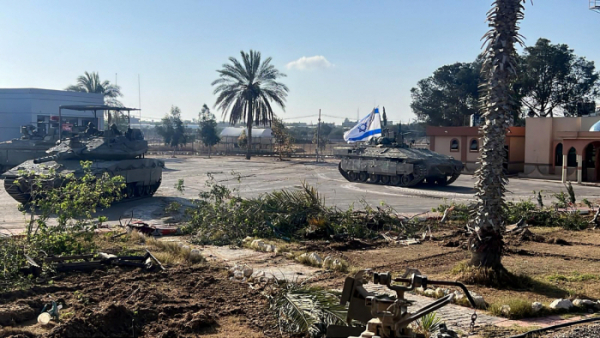 ▲이스라엘 국기를 단 탱크가 7일(현지시간) 라파 국경검문소에 진입하고 있다. 라파(팔레스타인)/AFP연합뉴스