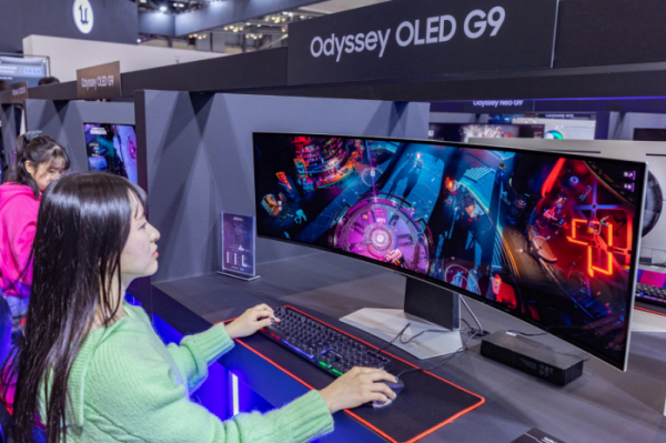 ▲삼성전자 모델이 지스타 2023 오디세이 체험존에서 오디세이 'OLED G9'을 소개하고 있다. (자료제공=삼성전자)