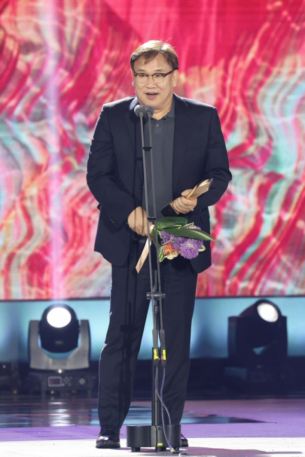 ▲영화 부문 대상 김성수 감독 (사진=백상예술대상 사무국 제공)