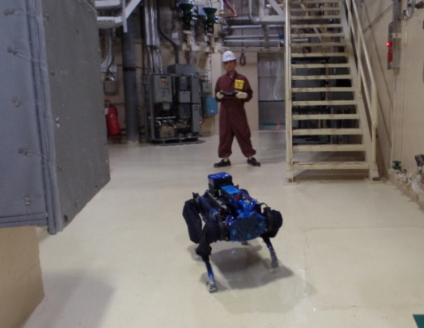 ▲한국수력원자력 직원이 방사선구역 내 방사선량을 측정하는 자율주행 로봇을 테스트하고 있다. (사진제공=한국수력원자력)