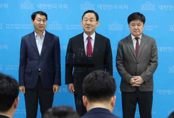 ▲주호영 국회 연금개혁 특별위원장과 여야 간사들이 7일 오후 서울 여의도 국회 소통관에서 유럽출장 취소 및 연금개혁특위 활동 종료 관련 기자회견을 마치고 취재진의 질문에 답변하고 있다. 왼쪽부터 김성주 더불어민주당 간사, 주호영 특위위원장, 유경준 국민의힘 간사. (뉴시스)