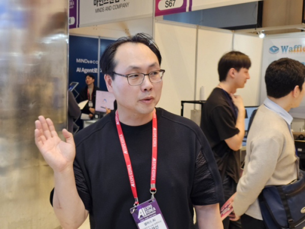▲윤재선 셀바스AI 음성인식 사업대표가 이달 초 열린 '국제인공지능대전(AI EXPO KOREA)'에서 셀바스AI의 AI 음성인식 제품을 소개하고 있다. (사진=셀바스AI)