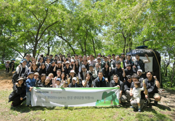 ▲헤일리온 코리아 임직원들이 서울시 마포구에 있는 노을공원에서 나무 심기 캠페인을 진행하고 있다. (사진제공=헤일리온 코리아)