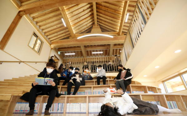 ▲서울 성북구 서울정수초등학교 한옥도서관에서 학생들이 독서를 하고 있다. (뉴시스)