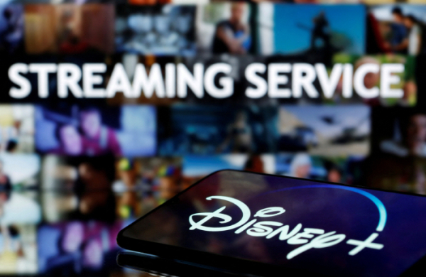 ▲월트디즈니의 온라인 스트리밍 서비스 ‘디즈니플러스’로고가 스마트폰 화면에 보인다. 로이터연합뉴스