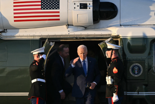 ▲조 바이든(가운데) 미국 대통령이 8일(현지시간) 마린원에서 내리면서 경례를 받고 있다. 시카고(미국)/AFP연합뉴스