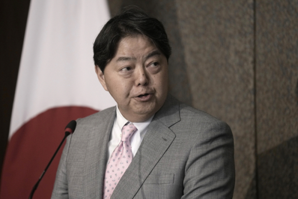 ▲하야시 요시마사 일본 관방장관이 지난해 9월 5일 기자회견을 하고 있다. 카이로/AP뉴시스