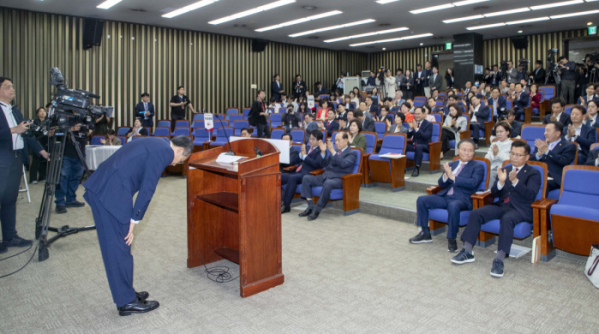 ▲국민의힘 추경호 신임 원내대표가 9일 국회에서 열린 제22대 원내대표 선출 당선자총회에서 당선 확정 후 소감을 밝히고 있다. 신태현 기자 holjjak@