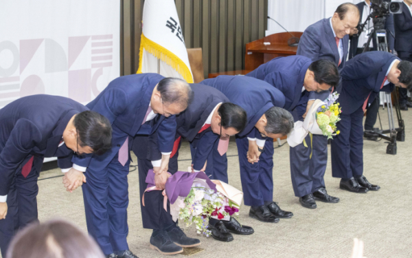 ▲국민의힘 추경호 신임 원내대표가 9일 국회에서 열린 제22대 원내대표 선출 당선자총회에서 당선 확정 후 꽃다발을 들고 기념촬영을 하고 있다. 왼쪽 두번째부터 윤재옥 전 원내대표, 이종배 후보, 추 신임 원내대표, 송석준 후보, 황우여 비상대책위원장. 신태현 기자 holjjak@