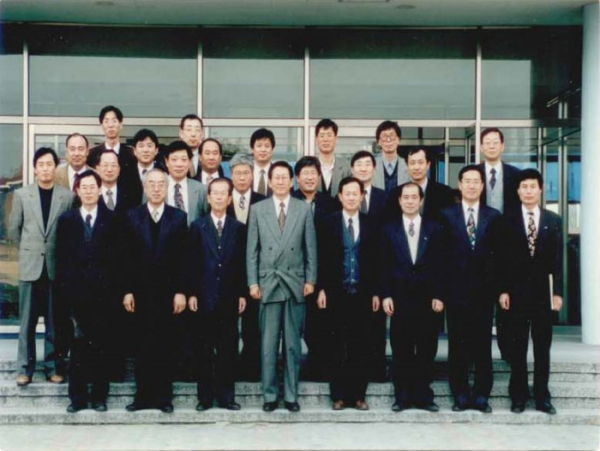 ▲1995년 삼성중공업-카이스트 산학협력협의체 창설 당시 기념사진. (사진제공=삼성중공)