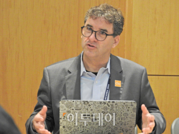 ▲팀 로우(Tim Rowe) CIC 대표가 10일 서울 코엑스에서 기자회견을 열고 발언하고 있다. (노상우 기자 nswreal@)