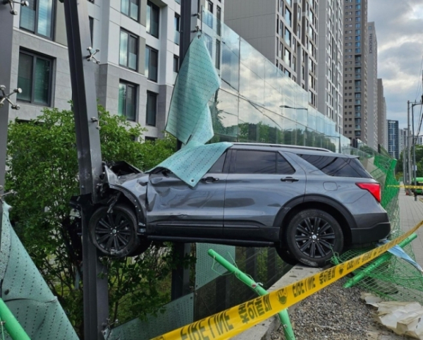 ▲11일 방음벽으로 돌진한 SUV 차량. (연합뉴스)