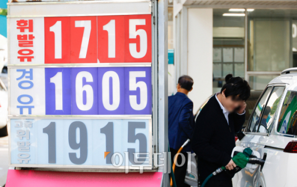 ▲고공행진하던 주유소 휘발유·경유 가격이 국게 유가가 최근 한 달 가까이 하락한 영향으로 7주만에 하락했다. 한국석유공사 유가정보서비스 오피넷에 따르면 5월 둘쨰 주 전국 주유소 휘발유 평균 판매 가격은 리터(L)당 1711.7원으로 전주 대비 1.2원 하락했다. 경유 가격은 5.5원 내린 1560.8원을 기록했다. 12일 서울 시내 한 주유소에 유가정보가 게시돼 있다. 조현호 기자 hyunho@