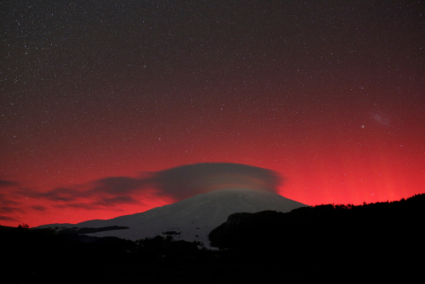 ▲칠레 푸콘의 비야리카 화산 위로 10일(현지시간) 오로라가 밤하늘을 수놓고 있다. 푸콘(칠레)/로이터연합뉴스
