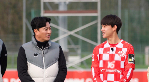 ▲'뭉쳐야 찬다' 안정환, 이재성(사진제공=JTBC)