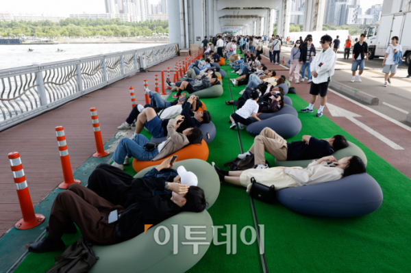 ▲차 없는 잠수교 뚜벅뚜벅 축제가 열린 12일 서울 서초구 잠수교를 찾은 시민들이 즐거운 시간을 보내고 있다. 조현호 기자 hyunho@