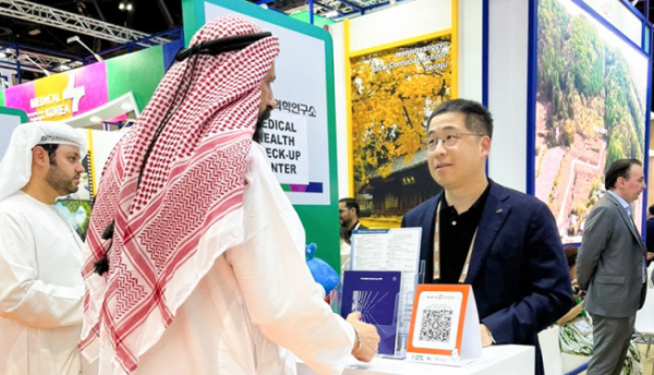 ▲6일(현지시간) 아랍에미리트 두바이에서 열린 중동 최대 국제 관광박람회 ‘2024 Arabian Travel Market’에서 이광배 KMI한국의학연구소 기획조정실장이 1대1 비즈니스 미팅을 진행하고 있다. (사진제공=KMI한국의학연구소)