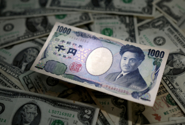 ▲일본 엔화와 미국 달러 지폐가 보인다. 로이터연합뉴스