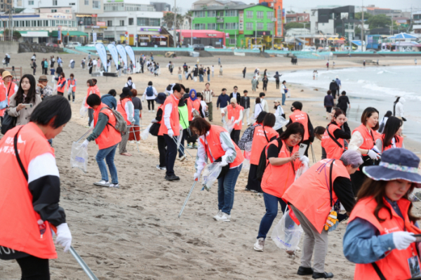 ▲팬미팅 프로그램에 참가한 일본 관광객들이 제주 이호테우 해변에서 플로깅 활동을 하고 있다.  (사진=한국관광공사)