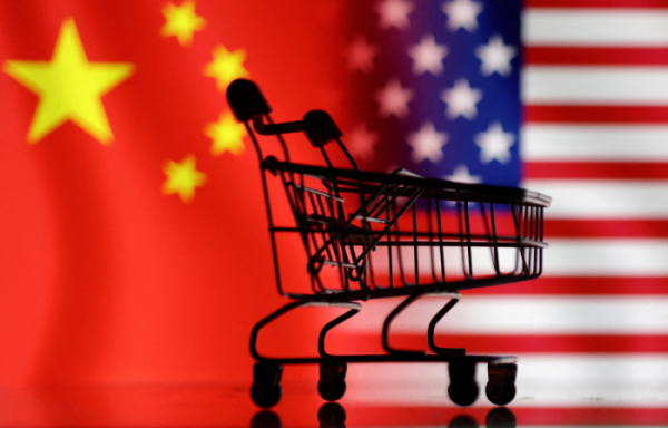 ▲쇼핑 카트가 미국과 중국 국기 앞에 놓여 있다. 로이터연합뉴스