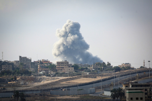 ▲이스라엘과 팔레스타인 무장단체 하마스 간 분쟁이 계속되는 가운데 13일(현지시간) 가자지구 라파 동부에서 이스라엘의 공습으로 연기가 피어오르고 있다. 라파/AFP연합뉴스